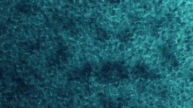 Altıgenlerden gelen metalik yüzey dalgalanması ile soyut bir arkaplan. Kusursuz döngünün animasyonu.