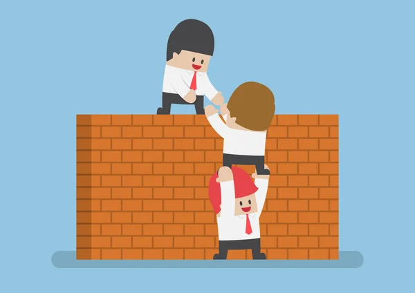 Empresário ajudar seu amigo a atravessar a parede de tijolos —  Vetores de Stock
