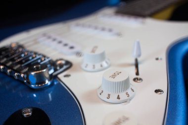 Mavi ve beyaz elektro gitar potansiyeli. Ayrıntı.