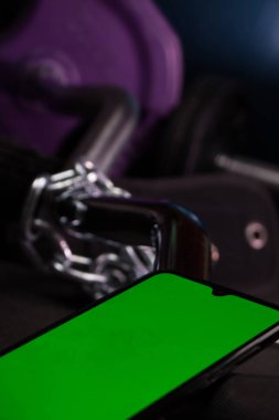 Spor salonunda ağırlık ve zincir. Spor aletleri. Mobil uygulama