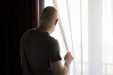 Evde kilitli bir adam var. Pencereden bakıyorum. Covid koronavirüs karantinası