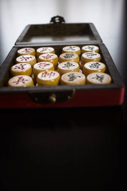 Xiangqi. Çin geleneksel oyunu. Çin satrancı. Tahta oyunu.