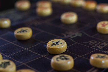 Xiangqi. Çin geleneksel oyunu. Çin satrancı. Tahta oyunu.