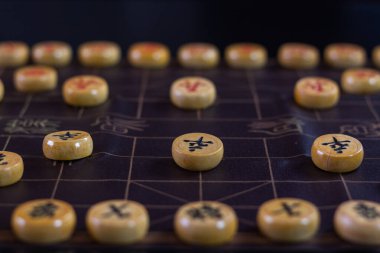 Xiangqi. Çin geleneksel oyunu. Çin satrancı. Tahta oyunu.
