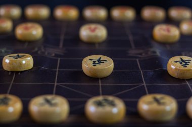 Xiangqi. Çin geleneksel oyunu. Çin satrancı. Tahta oyunu.