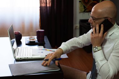 Adam evden telgraf çekiyor. Koronavirüsten dolayı hapis