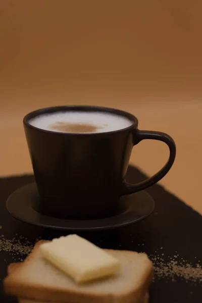 Café Branco Torradas Com Manteiga Açúcar Café Manhã Bandeja Preta — Fotografia de Stock