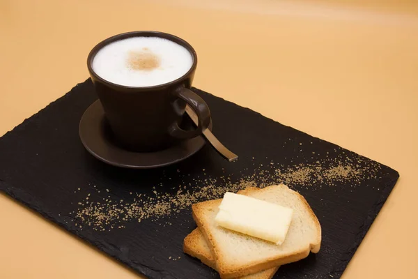 Café Branco Torradas Com Manteiga Açúcar Café Manhã Bandeja Preta — Fotografia de Stock
