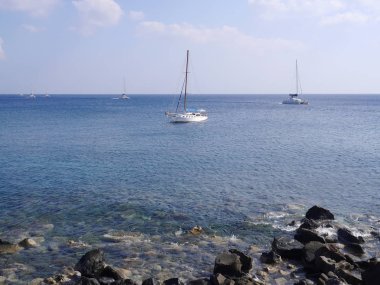 Akrotiri, Santorini / Yunanistan - 11 Ekim 2018: Yelkenli deniz manzarası, katamaranlar, Red Beach yakınlarında yelkenli yatlar.