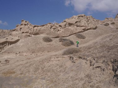 Vlichada sahillerinin yakınlarındaki hava koşulları ve erozyondan oluşan tuhaf bir rahatlama. Santorini, Yunanistan.