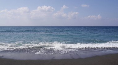 Yunanistan 'ın Santorini adasındaki Akdeniz manzarası. Güneşli bir günde köpüklü deniz dalgaları.