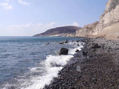 Akrotiri yakınlarında sahili olan bir manzara. Santorini, Yunanistan.