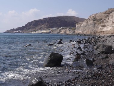 Akrotiri yakınlarında sahili olan bir manzara. Santorini, Yunanistan.