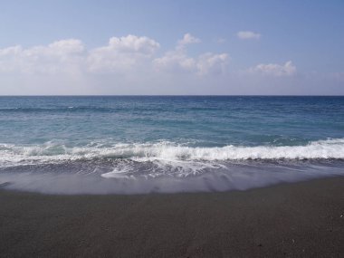 Yunanistan 'ın Santorini adasındaki Akdeniz manzarası. Güneşli bir günde köpüklü deniz dalgaları.