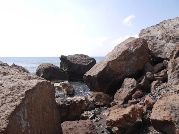 地中海沿岸Akrotiri附近的风景 有悬崖和大石头 希腊圣托里尼 — 图库照片