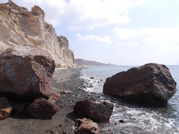 Akrotiri Yakınlarında Akdeniz Kıyısında Kayalıklarla Büyük Taşlarla Kaplı Bir Manzara — Stok fotoğraf