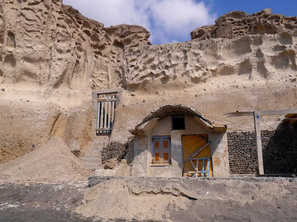 Akrotiri yakınlarındaki deniz kıyısındaki bir mağara Ortodoks manastırına giriş. Santorini, Yunanistan.