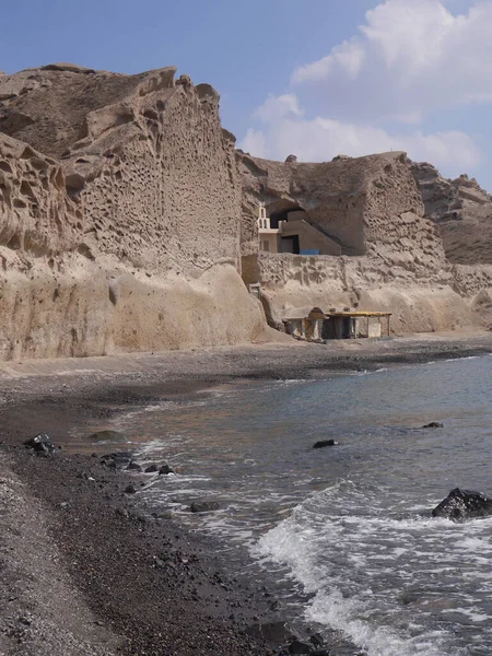 Akrotiri yakınlarında deniz kıyısında bir mağara Ortodoks manastırı olan bir manzara. Santorini, Yunanistan.