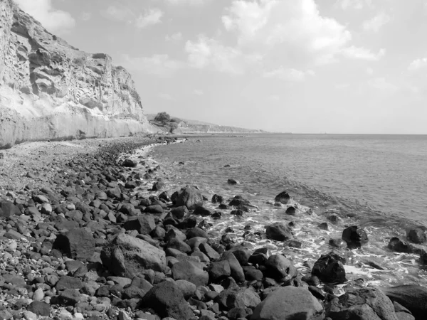 アクロティリ近くの海岸沿いのビーチと風景 ギリシャのサントリーニ島 — ストック写真