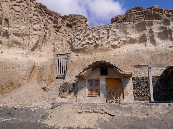 Entrée Monastère Orthodoxe Grotte Sur Bord Mer Près Akrotiri Santorin Images De Stock Libres De Droits