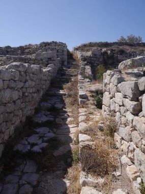 Yunanistan 'ın Santorini adasındaki Mesa Vouno dağındaki antik Tahra kentinin kalıntıları..