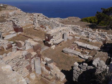 Yunanistan 'ın Santorini adasındaki Mesa Vouno dağındaki antik Tahra kentinin kalıntıları..