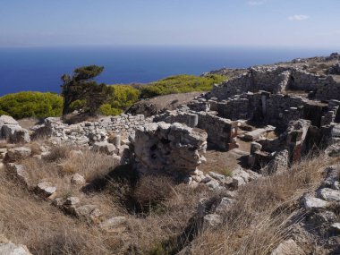 Yunanistan 'ın Santorini adasındaki Mesa Vouno dağındaki antik Tahra kentinin kalıntıları..