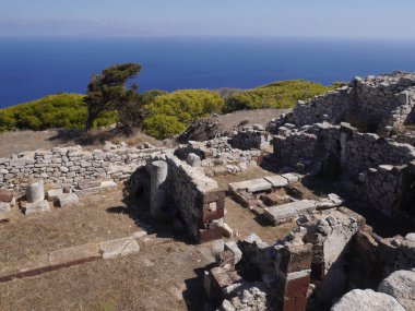 Yunanistan 'ın Santorini adasındaki Mesa Vouno dağındaki antik Tahra kentinin kalıntıları..