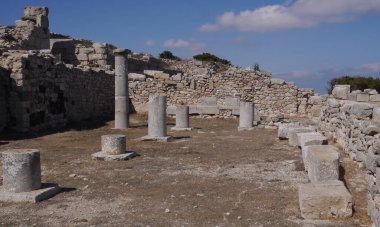 Yunanistan 'ın Santorini adasındaki Mesa Vouno dağındaki antik Tahra kentinin kalıntıları..