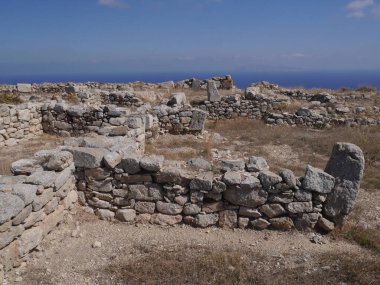 Yunanistan 'ın Santorini adasındaki Mesa Vouno dağındaki antik Tahra kentinin kalıntıları..