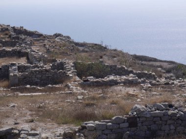 Yunanistan 'ın Santorini adasındaki Mesa Vouno dağındaki antik Tahra kentinin kalıntıları..