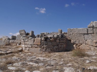 Yunanistan 'ın Santorini adasındaki Mesa Vouno dağındaki antik Tahra kentinin kalıntıları..