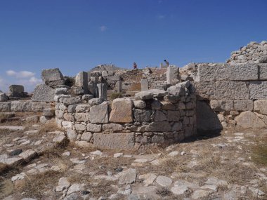 Yunanistan 'ın Santorini adasındaki Mesa Vouno dağındaki antik Tahra kentinin kalıntıları..