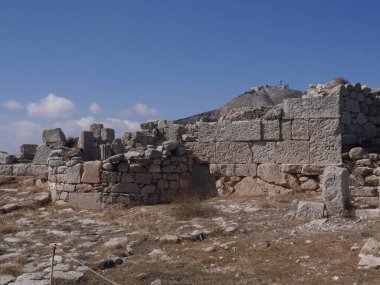 Yunanistan 'ın Santorini adasındaki Mesa Vouno dağındaki antik Tahra kentinin kalıntıları..
