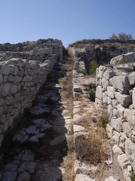 Yunanistan 'ın Santorini adasındaki Mesa Vouno dağındaki antik Tahra kentinin kalıntıları..