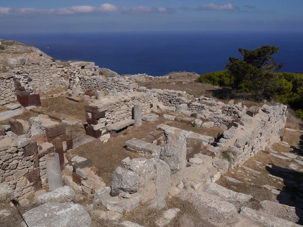 Yunanistan 'ın Santorini adasındaki Mesa Vouno dağındaki antik Tahra kentinin kalıntıları..