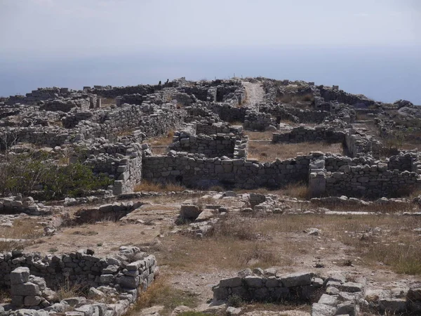 Yunanistan 'ın Santorini adasındaki Mesa Vouno dağındaki antik Tahra kentinin kalıntıları..