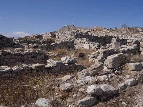 Yunanistan 'ın Santorini adasındaki Mesa Vouno dağındaki antik Tahra kentinin kalıntıları..
