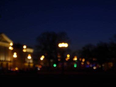 Gece şehir arkaplanının bulanık görüntüsü