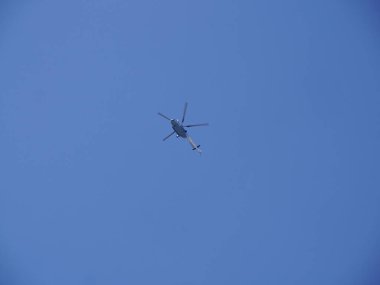 Mavi gökyüzündeki helikopter