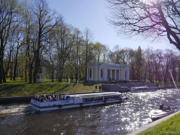 Saint Pétersbourg Russie 2018 Canal Fluvial Avec Bateau Saint Pétersbourg — Photo