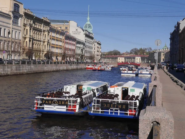 Saint Pétersbourg Russie 2018 Canal Fluvial Avec Bateau Saint Pétersbourg — Photo