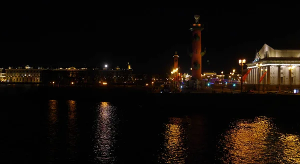 Gece Vasilyevsky Adası manzarası. Saint-Petersburg, Rusya.