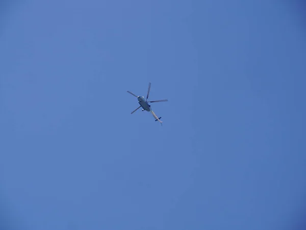 Hélicoptère Dans Ciel Bleu — Photo