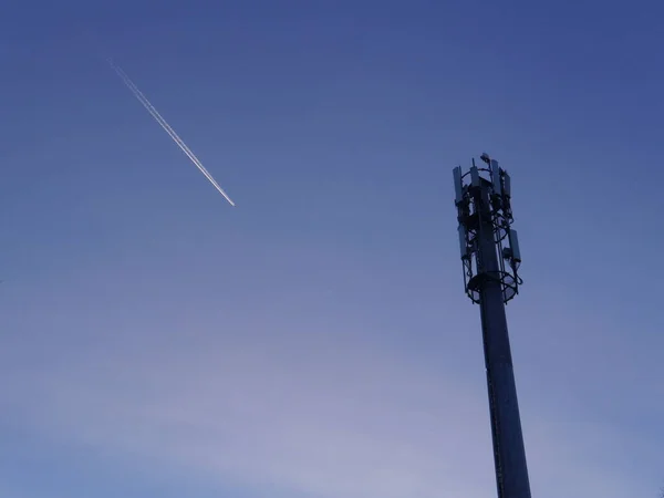 Torre Celular Rastro Desde Avión Cielo Azul Fotos de stock libres de derechos