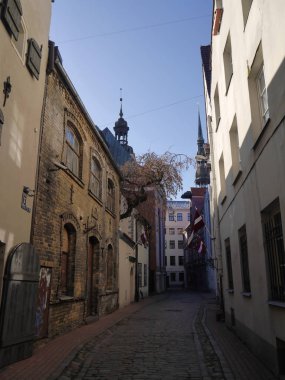 Şehir merkezinde eski mimarisi olan caddenin manzarası, eski Riga 'da. Letonya.