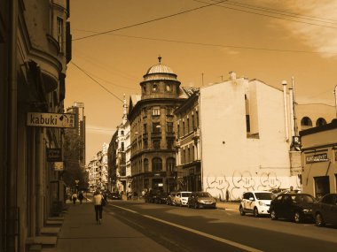 Şehir merkezinde eski mimarisi olan caddenin manzarası, eski Riga 'da. Letonya.