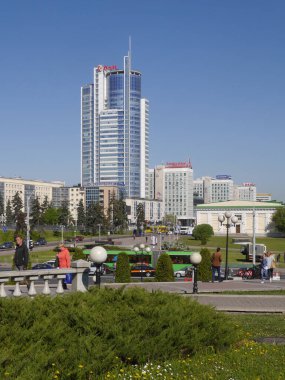 Güneşli bir günde, Minsk 'te yeni binaların olduğu şehir manzarası. Beyaz Rusya.