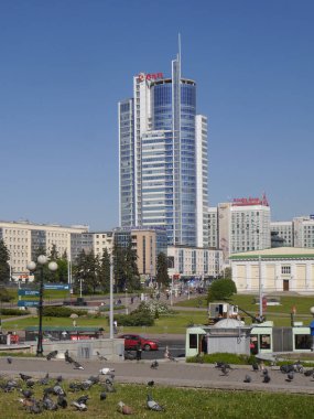 Güneşli bir günde, Minsk 'te yeni binaların olduğu şehir manzarası. Beyaz Rusya.