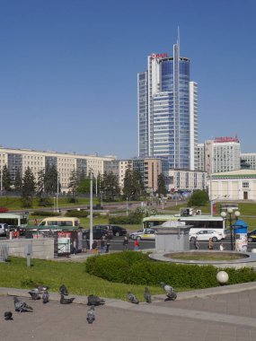 Güneşli bir günde, Minsk 'te yeni binaların olduğu şehir manzarası. Beyaz Rusya.